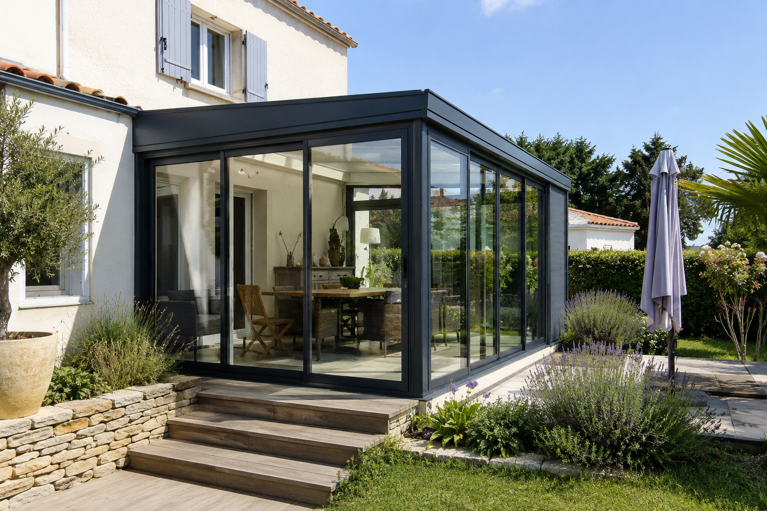 Véranda moderne en aluminium ouverte sur un jardin paysager