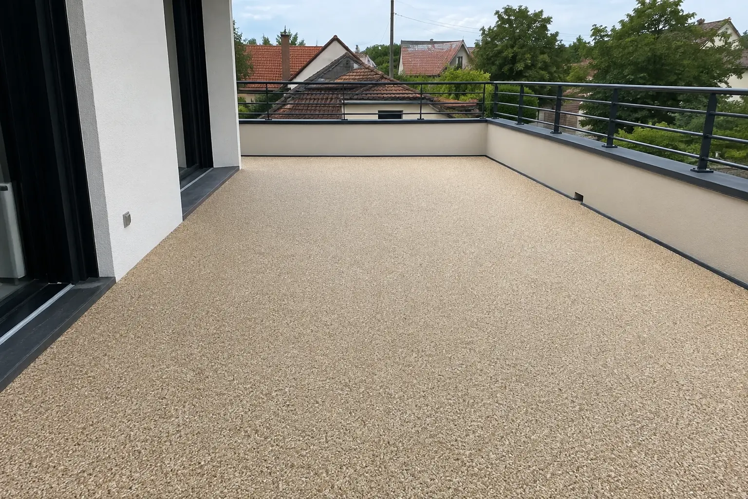 Terrasse de balcon rénovée en moquette de pierre drainante